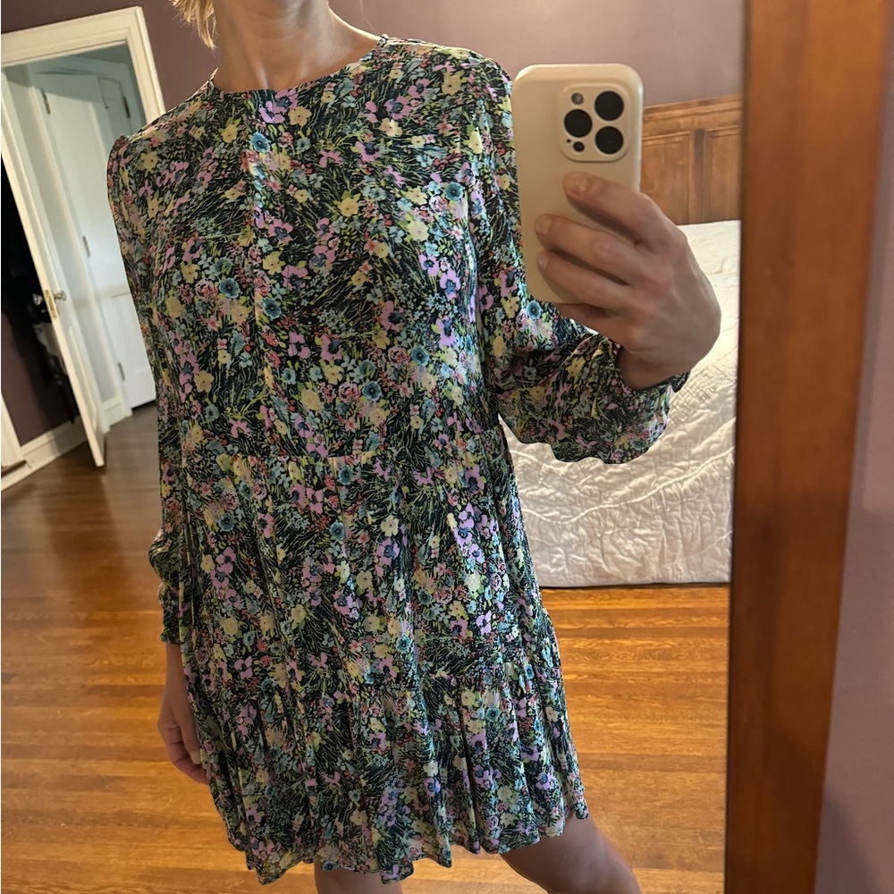Like new. Gorgeous long sleeves mini dress.. Great for fall and spring.